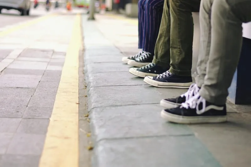 Czarne męskie trampki - dlaczego są tak popularne?